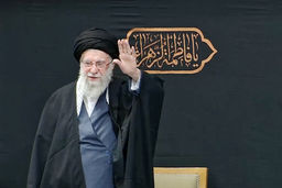 با حضور اقشار مختلف مردم و رهبر انقلاب اسلامی برگزار شد؛  اولین شب مراسم عزاداری ایام شهادت حضرت فاطمه‌الزهرا(س)