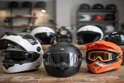 راهنمای خرید کلاه کاسکت | انتخاب بر اساس انواع موتور (ریس، شهری، آفرود) و استانداردهای 2025