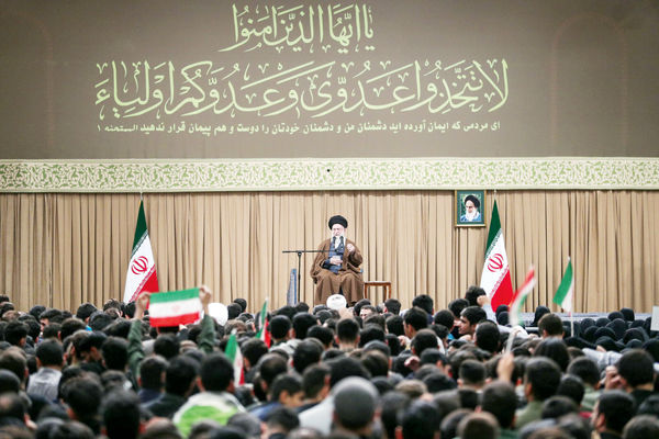 رهبری: در پی تکرار کودتای ۲۸مرداد بودند/با ارائه تحلیلی تاریخی از مواجهه دولت آمریکا با ایران و ماجرای تسخیر سفارت