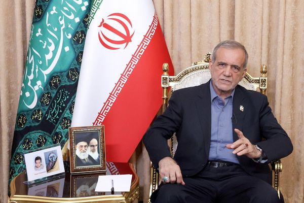 تهدید  رئیس‌جمهور/ بررسی نامه ۲۴نماینده تهران و مواضع برخی نمایندگان در واکنش به مصاحبه پزشکیان با تاکر کارلسون