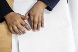 روزگار تاریک دانش ‏آموزان نابینا/کمبود مدارس ویژه نابینایان و معلم موجب ترک تحصیل و مهاجرت دانش‌‏آموزان به شهرهای دیگر شده است