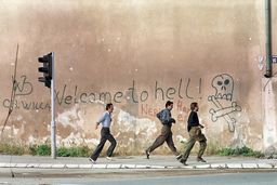 گردشگـران مرگ/گروهی از شهروندان اروپایی در دهه ۱۹۹۰ میلادی به بوسنی سفر می‌‏کردند تا به عنوان یک تفریح و در ازای پرداخت مقادیر زیادی پول بتوانند به غیرنظامیان گرفتار در محاصره شلیک کنند