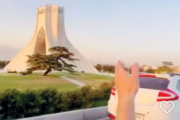 نشد که لب ایران بخندد/درباره عکسی از همایون شجریان و میدان آزادی