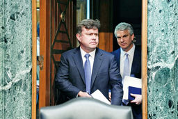 مامور سخت‌ترکردن تحریم/بررسی سفر هیات آمریکایی به خاور میانه که جان کی. هرلی، معاون وزیر خزانه‏داری در امور تروریسم و اطلاعات مالی ریاست آن را بر عهده دارد