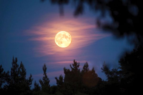 دوست دارم طناب ماهو بگیرم/درباره عکسی از ابر ماه