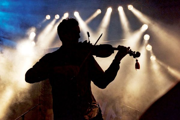 امشب، شبِ تکراره/چرا خوانندگان ایرانی تا این اندازه به بازخوانی آثار گذشته علاقه دارند؟