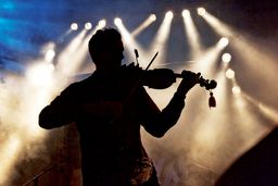 امشب، شبِ تکراره/چرا خوانندگان ایرانی تا این اندازه به بازخوانی آثار گذشته علاقه دارند؟