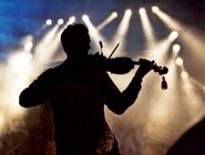 امشب، شبِ تکراره/چرا خوانندگان ایرانی تا این اندازه به بازخوانی آثار گذشته علاقه دارند؟