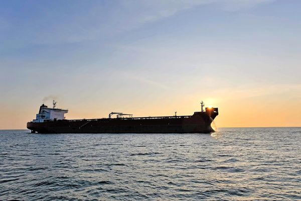 فشار بیشتر بر بازار نفت/گمانه‌زنی کارشناسان از پیامدهای اسنپ‌بک و افزایش تعرفه آمریکا بر هند بر فروش نفت ایران