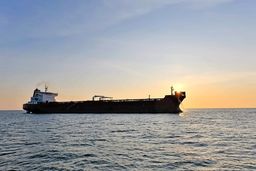 فشار بیشتر بر بازار نفت/گمانه‌زنی کارشناسان از پیامدهای اسنپ‌بک و افزایش تعرفه آمریکا بر هند بر فروش نفت ایران