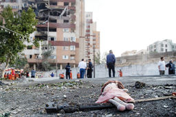 صاحب عروسک کشته شد/درباره عکسی از آوار جنگ بر سر کودکان