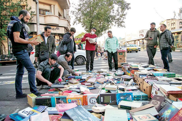 نوک کوه یخ قاچاق/شهرداری تهران در پی ساماندهی دستفروشان کتاب است اما موضوع اصلی، ناشران کتاب‏ساز است