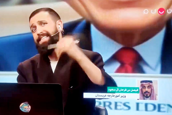 خودتان همه‌چیز را سیاسی می‌کنید