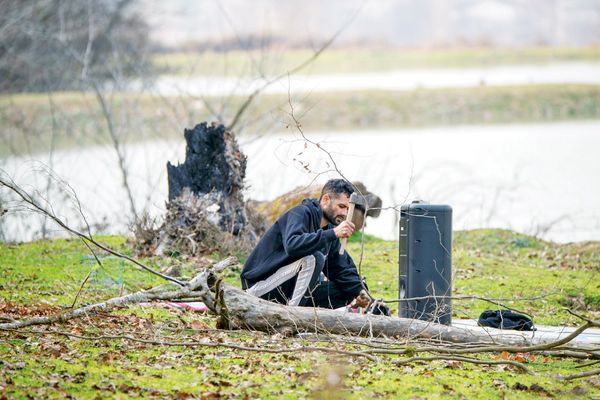 تو بزن تبر بزن