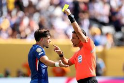 ویدئویی از لحظه دریافت مدال علیرضا فغانی توسط ترامپ