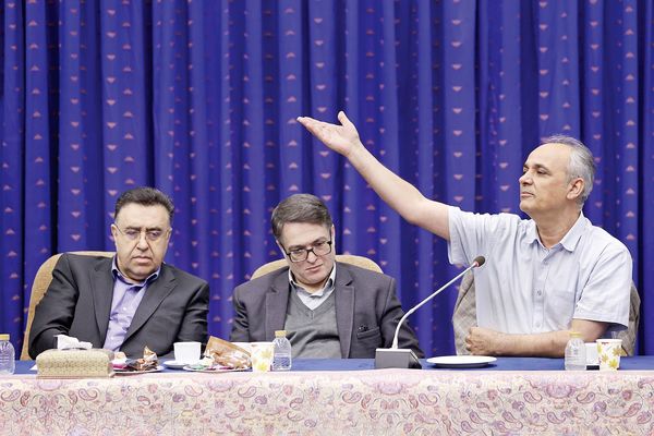 بررسی مواضع فعالان دو جناح در نشست با رئیس جمهور/ انتقاد اصلاح‌طلبان تشویق تندروها