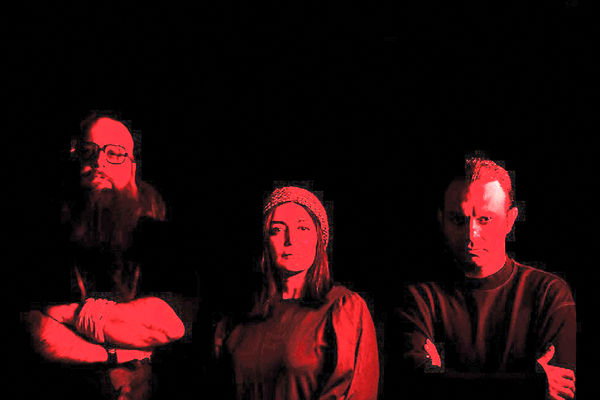 ملال و اغوا؛ روایتی از رنج زنانه نازنین/درباره نمایش امشب به صرف بورش و خون به روایت نازنین