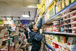 وضعیت قفسه‌های کالاهای اساسی / روایت هم‌میهن از وضعیت توزیع کالاهای اساسی و روغن در پایتخت