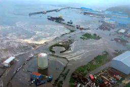 فاجعه طبیعی در روسیه؛ زلزله و سونامی در شرق دور+فیلم