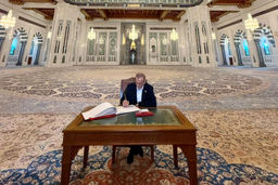 بازدید دکتر پزشکیان از مسجد جامع سلطان قابوس