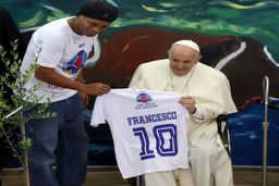 عشق فوتبال ترین پاپ تاریخ/ نگاهی به قاب‌های مشترک پاپ فرانسیس و چهره‌های فوتبالی