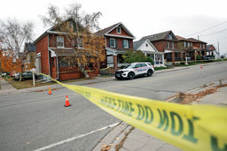 چاقوی نامریی در چمدان مهاجرت/گزارشی از قتل‏‌های خانگی زنان ایرانی مهاجر در خارج از کشور و گفت‌‏وگو با خانواده پریا ویسی، آخرین قربانی ایرانی در ولز