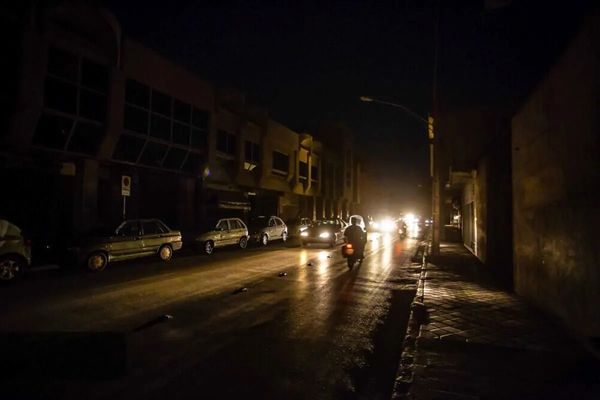 بررسی اخبار منتشر شده از طولانی‌ شدن زمان قطع برق در برخی نقاط کشور/خاموشی‌ها 4 ساعته شد؟