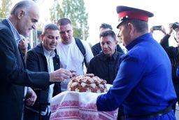 استقبال محلی از تیم ملی فوتبال ایران در فرودگاه ولگوگراد