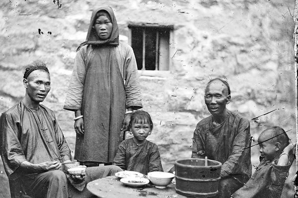 بداهه‏‌سازی هدایت‏‌شده / یوئن یوئن انگ در کتاب خود از الگوی متفاوت توسعه چین نوشته است