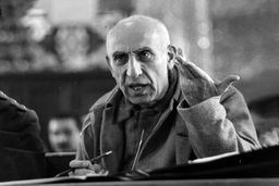 تابوشکنی از مصدق و تابوسازی از دشمنانش؟