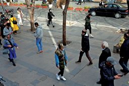 از اصفهان تا تهران پیامک برای زنان/گزارشی درباره آغاز ارسال پیامک حجاب برای زنان عابر پیاده در تهران