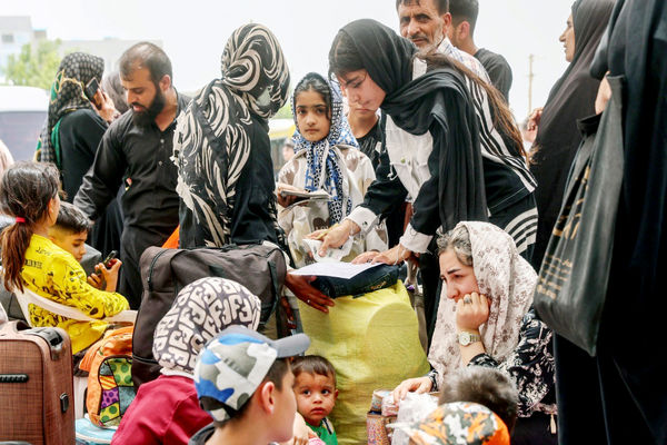 ایستگاه رنج، اضطراب و گرما/گزارشی درباره وضعیت این روزهای زنان و کودکان افغانستانی در اردوگاه‌‏های ساماندهی مهاجران اخراجی 