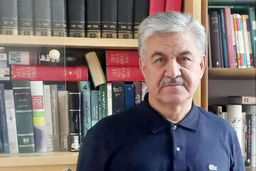 مورخ مدافع مصدق