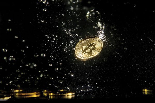 زلزله ترامپ در رمزارزها / تعرفه ۱۰۰ درصدی آمریکا بر کالاهای چینی در روزهای گذشته بازار رمرارزها و سهام غول‌های فناوری را به‌هم ریخت