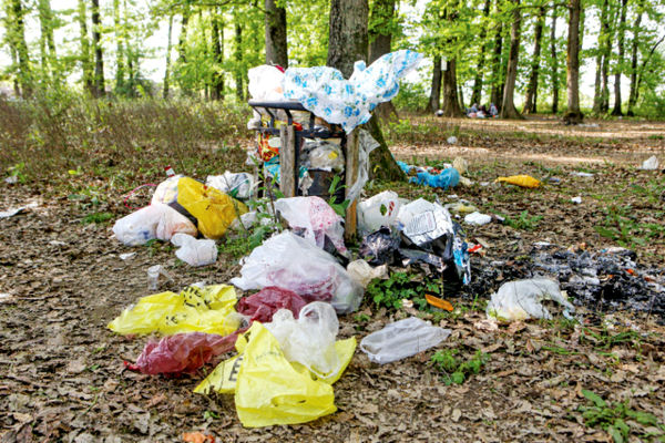 نارنجی‌‏پوش/درباره عکسی از انباشت زباله در جنگل و کوه و...