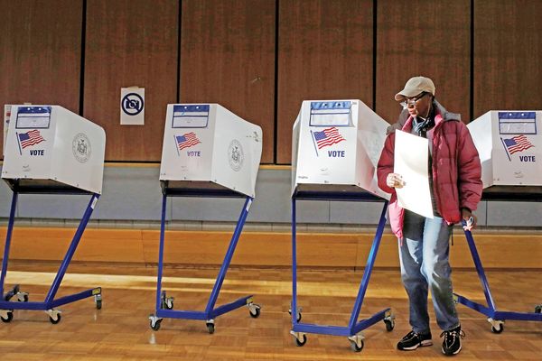 علیه روایت خطی غربی/استاساویج در کتاب «فرود و فراز دموکراسی» معتقد است که دموکراسی یک گرایش انسانی است نه یک اختراع تمدنی