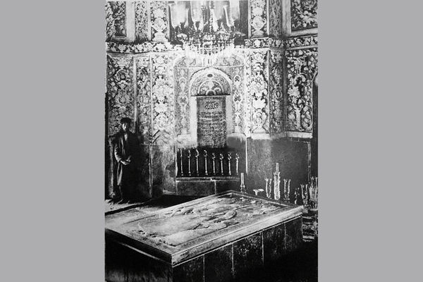 محو فتحعلی‌‏شاه از قم/آرامگاه شاه قاجار در حرم حضرت معصومه (س) به دفتر زائران تبدیل شده و در حال تخریب است