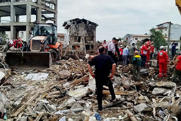 دست و پاهای قطع‌‏شده در باغچـه‌های اهـالی/روایت ساکنان محله فردوسی آستانه اشرفیه که اسرائیل شب آخر جنگ 
به آن حمله کرد و 16 نفر را شهید کرد که هنوز 4 نفر از آنها پیدا نشده‌‏اند