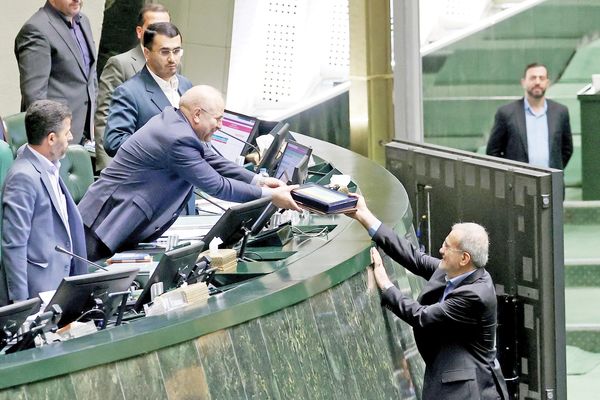 همچنان تثبیت قیمت‌ها؟/ ارزیابی نمایندگان درباره احتمال افزایش قیمت بنزین و تصمیم دولت در این زمینه