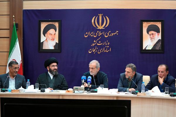 پزشکیان در سفر به زنجان و اولین سالگرد ریاست‏‌جمهوری گفت: گیر کردیم ولی تا آخر می‌‏مانیم