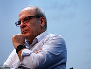 تحلیل عباس عبدی از بازداشت پدر طب سنتی ایران: ماجرا از دولت احمدی‌نژاد شروع شد