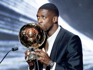 مزد امیدواری/بررسی فرازوفرود زندگی عثمان دمبله بازیکن مسلمان موریتانیایی‌تبار که برنده توپ طلا شد