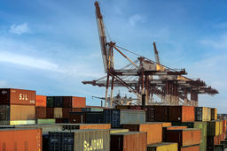 ماجرای دپوی کانــتینرها / ترخیص کالا در بندر شهید رجایی بین ۶ تا ۶۰ روز طول می‌‏کشد، درحالی‌که در شانگهای چین ۴۸ ساعت و در سنگاپور فقط ۱۲ ساعت زمان می‌‏برد