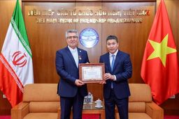 اعطای مدال صلح ویتنام به سفیر ایران به پاس توسعه روابط دوجانبه