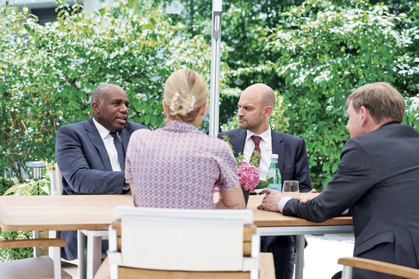 دو راهی اروپایی/سه قدرت اروپایی باید بین حمایت از تجاوز اسرائیل و ادامه مذاکره با ایران یکی را انتخاب کنند