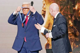 دست پنهان پشت جایزه/ درباره مدال صلح فیفا به دونالد ترامپ