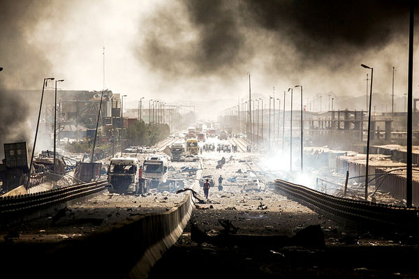 افتادن بر خاک، در اتاقکی کوچک/قصه زنانی که در بندر شهید رجایی در یک کانکس ناایمن کار می‏‌کردند و در انفجار جان باختند