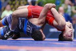 فیلم برتری قاطع علی مومنی در اولین گام از کشتی قهرمانی جهان