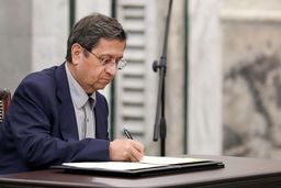 در آستانه جلسه استیضاح و همزمان با شایعه‌سازی‌های رسانه‌ای صورت گرفت: حمایت قاطع عارف و فرزین از همتی
