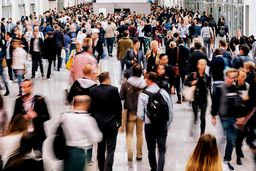 جنجال درباره هات‌لاین‌ها/با شدت گرفتن فشارهای دولت دونالد ترامپ، تعدادی از نهادهای مبارزه با خشونت جنسی
 علیه مهاجران و ترنس‌ها در ایالات‌متحده بخشی از خدمات و منابع خود را حذف کرده‌‌اند